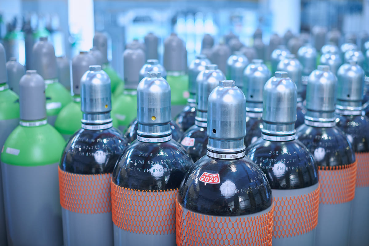 Gasflaschen in einer Abfüllanlage/Gas cylinders in a filling plant
